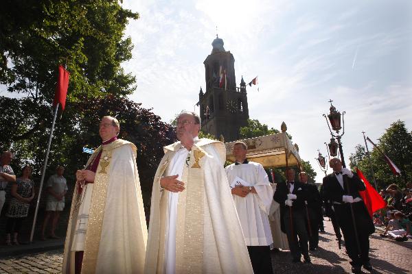 \"Huissen, 6-6-2010 .  Umgang, Maria processie in Huissen\"