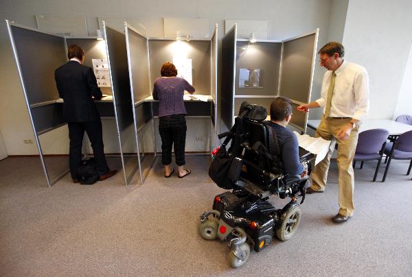 \"Nijmegen, 9-6-2010 . Tweedekamer verkiezingen. Stemmen bij stembureau Margriet met event. assistentie.\"