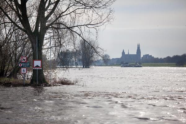 \"Mook, 15-11-2010 . Hoog, hoger water bij pleintje gemeentehuis Mook met zicht op kerk Cuijk\"