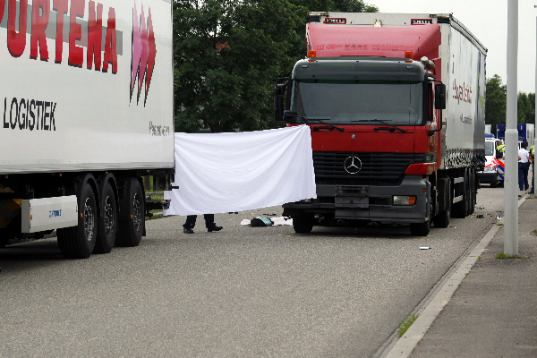 \"Nijmegen, 10-6-2010 . Ongeluk Bijsterhuizen 11. scooter gebotst tegen vrachtwagen. scooterrijder overleden, vrachtwagenchauffeur aangehouden wegens drankgebruik\"