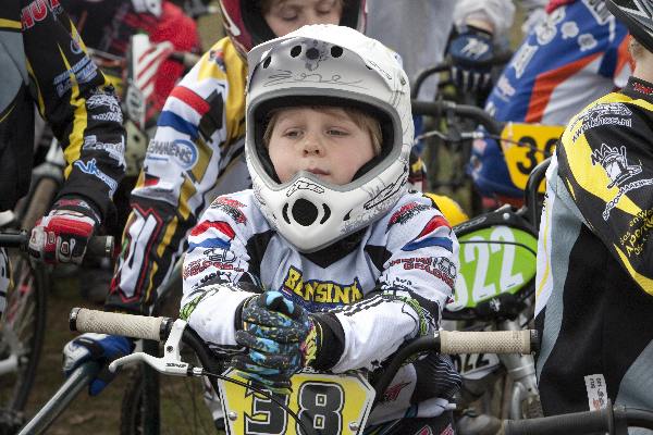 \"Wijchen, 04-04-10: Op het terrein van Wycroos in Wijchen strijden jonge kinderen vandaag om het districtkampioenschap fietscross\"