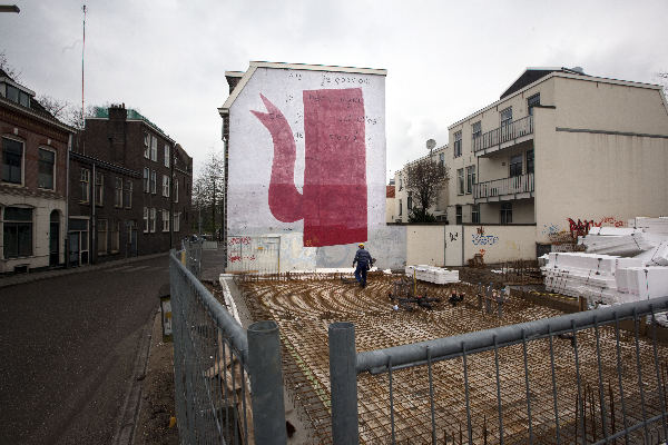 \"Nijmegen, 2-4-2010 . Koffiepot op gevel pand Kroonstraat verdwijnt achter nieuwbouw\"