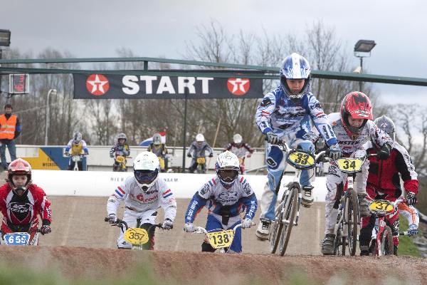 \"Wijchen, 04-04-10: Op het terrein van Wycroos in Wijchen strijden jonge kinderen vandaag om het districtkampioenschap fietscross\"