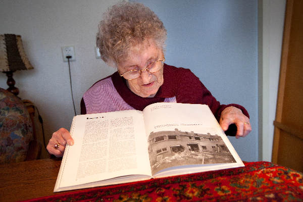 \"Nijmegen, 9-2-2011 . Marie Nuij-van Doren,  88-jarige verloor ouders door vliegtuigbommen\"