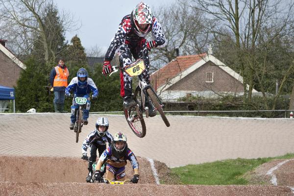 \"Wijchen, 04-04-10: Op het terrein van Wycroos in Wijchen strijden jonge kinderen vandaag om het districtkampioenschap fietscross\"