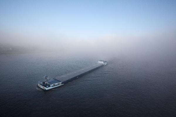 \"Nijmegen, 17-11-2010 . Mist, Waalbrug\"