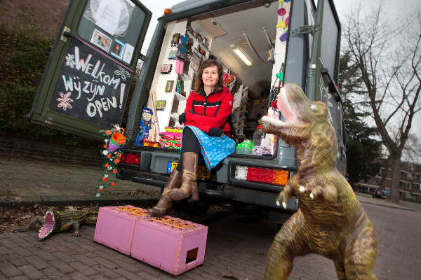 \"Nijmegen, 10-2-2011 . Saskia heeft rijdende kadowinkel, Medanstraat\"