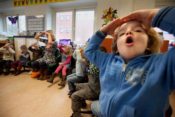 \"Nijmegen, 18-11-2010 . Engelse les aan kinderen op basisschool de Sterredans\"