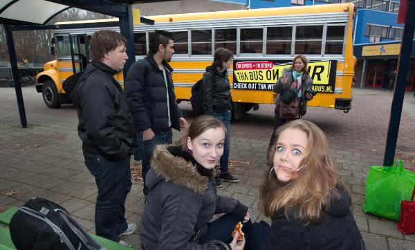 \"Nijmegen, 18-11-2010 . :        Op het Mondial College vindt donderdag vindt \'Tha Bustour\' plaats. Jongeren uit de jeugdzorg en medewerkers van Gelderse instellingen voor jeugdzorg reizen met een oude gele Amerikaanse schoolbus langs verschillende middelbare scholen.\"