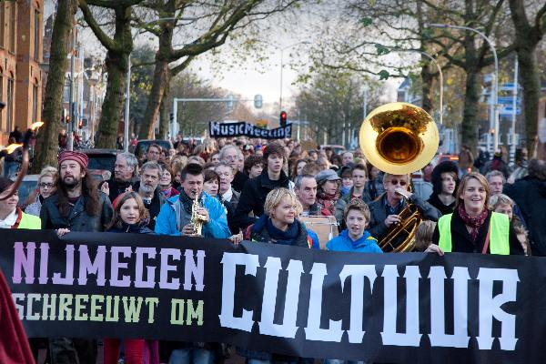 \"Nijmegen, 20-11-2010 . Schreeuwactie/demostratie van het Badhuis naar de Lindenberg tegen het huidige cultuurbeleid.\"
