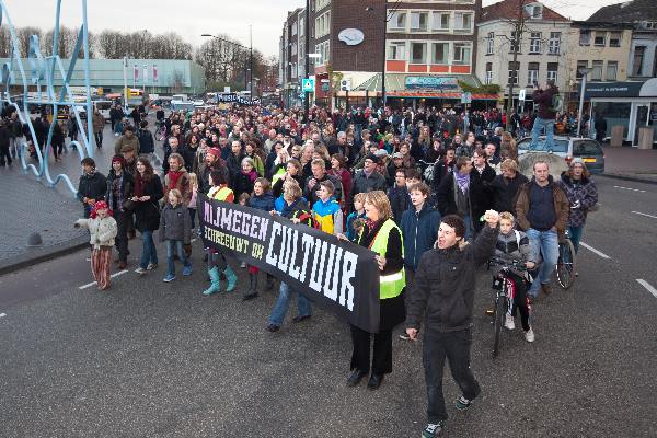 \"Nijmegen, 20-11-2010 . Schreeuwactie/demostratie van het Badhuis naar de Lindenberg tegen het huidige cultuurbeleid.\"