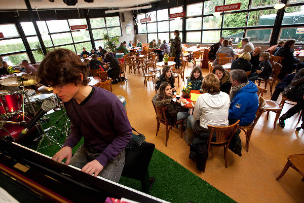 \"Nijmegen, 13-2-2011 . open dag Canisiuscollege, muziek van leerlingen in de kantine\"