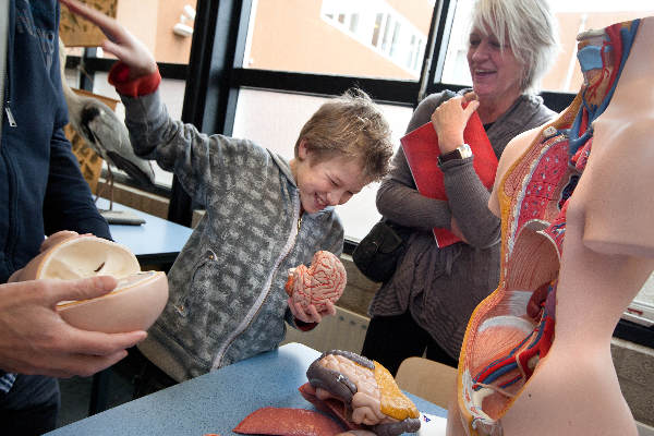 \"Nijmegen, 13-2-2011 . open dag Canisiuscollege, \"Kijk, dat zit er bij jou dus niet in\"..\"