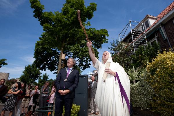 \"Nijmegen, 17-6-2010 . Burgemeester de Graaf en directrice Brouwers van het Valkhof museum gaan per Romeinse wagen naar de Ubbergseveldweg thv. 35 alwaar de nieuwe videozuilen waarop zogezegd een timewarp gemaakt word. Een Romeinse priester voorspelt een goed verloop aan de hand van de ogels. aanwonenden niet echt blij. geen uitnodiging, geen overleg,ding stond 2 x bijna op parkeerplaats\"