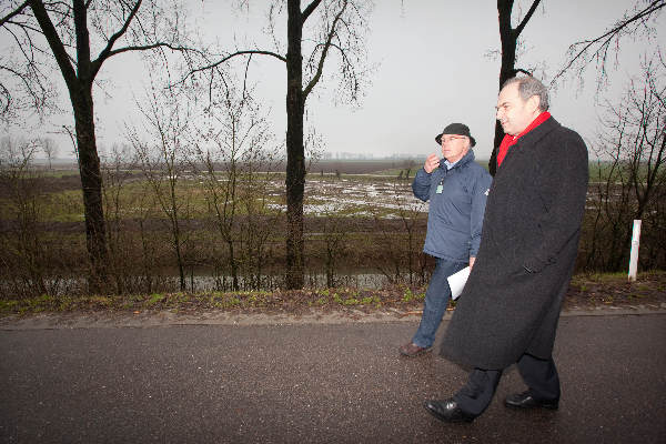 \"Bemmel, 2-13-2011; Job Cohen wandelt in toekomstig park Lingezegen\"