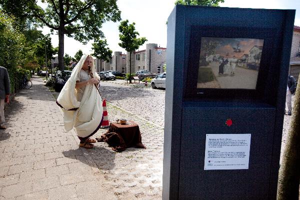 \"Nijmegen, 17-6-2010 . Burgemeester de Graaf en directrice Brouwers van het Valkhof museum gaan per Romeinse wagen naar de Ubbergseveldweg thv. 35 alwaar de nieuwe videozuilen waarop zogezegd een timewarp gemaakt word. Een Romeinse priester voorspelt een goed verloop aan de hand van de ogels. aanwonenden niet echt blij. geen uitnodiging, geen overleg,ding stond 2 x bijna op parkeerplaats\"