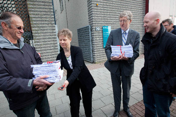\"Nijmegen, 14-2-2011 . aanbieden 16.000 handtekeningen tegen apenexperimenten op universiteit, Dierenlab\"