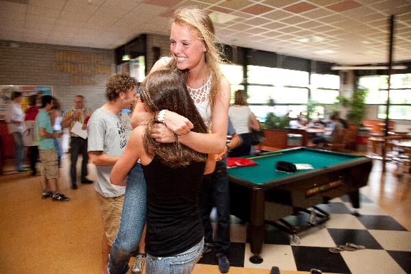 \"Nijmegen, 17-6-2010 . Canisius college, scholieren komen cijferlijst ophalen ivm eindexamens\"