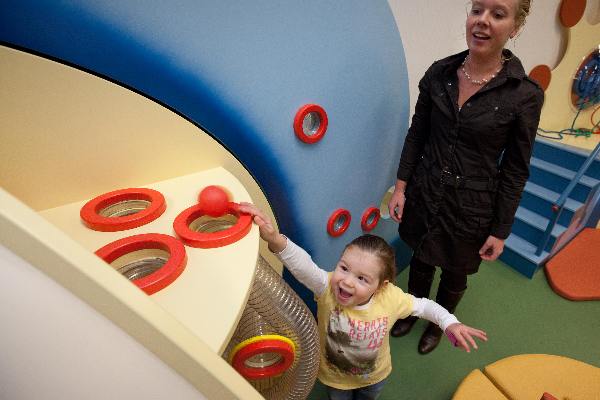 \"Nijmegen, 22-11-2010 . bewegingslandschap, speeltuin voor revalidatiekinderen , maartenskliniek, fysiotherapeute Ruth van den Heuvel en kind Kim.\"