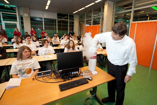 \"Nijmegen, 24-11-2010 . Nobelprijswinnaars Andre Geim en Konstantin Novoselov met scholieren, stikstof, Vereeniging, Commandeur Nederlandse Leeuw, studenten, RUN\"