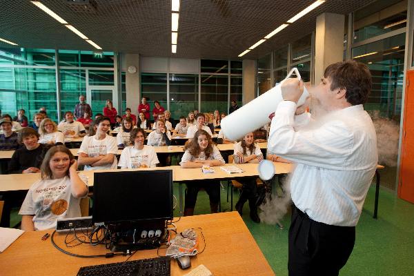 \"Nijmegen, 24-11-2010 . Nobelprijswinnaars Andre Geim en Konstantin Novoselov met scholieren, stikstof, Vereeniging, Commandeur Nederlandse Leeuw, studenten, RUN\"