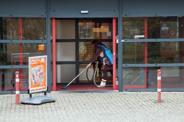 \"Nijmegen, 25-11-2010 . Staking bij TNT post aan van Rosenburgweg. Terrein verboden voor paparazi.Alleeen de schoonmaakster werkt lustig voort.\"