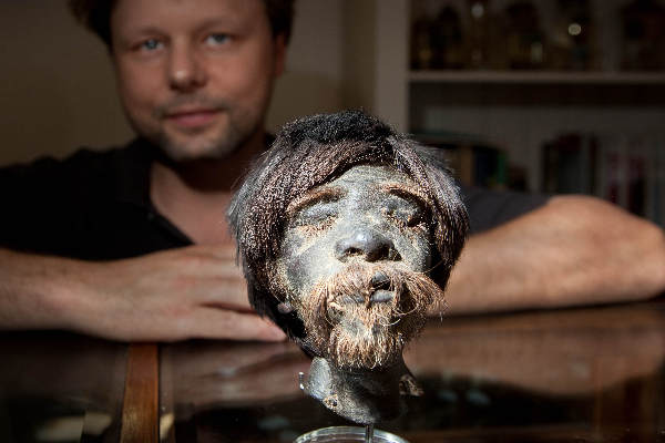 \"Nijmegen, 1-7-2010 . Museumwinkel heeft shrunken head in etalage , mensenhoofd dat \' gekrompen is\'\"