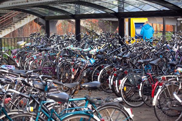 \"Nijmegen, 25-11-2010 . Chaos fietsenstalling station Heijendaal\"