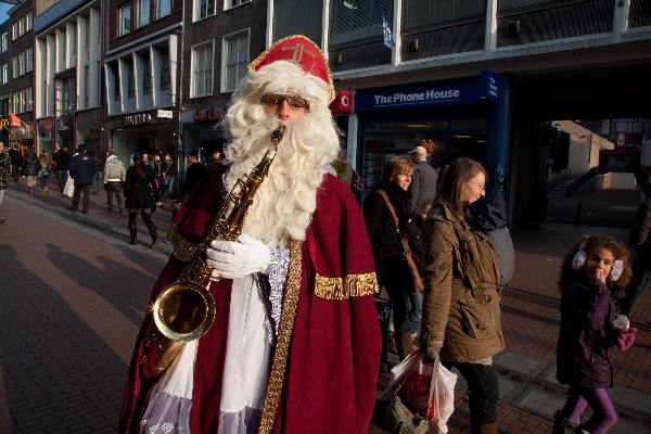 \"Nijmegen, 28-11-2010 .  Drukte, winkelend publiek, sint moet bijverdienen.\"