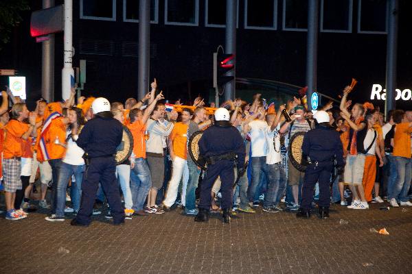 \"Nijmegen, 6-7-2010 . \'Feest\' na behalen finale WK voetbal. Keizer Karel plein.De ME heeft opgegeven.\"