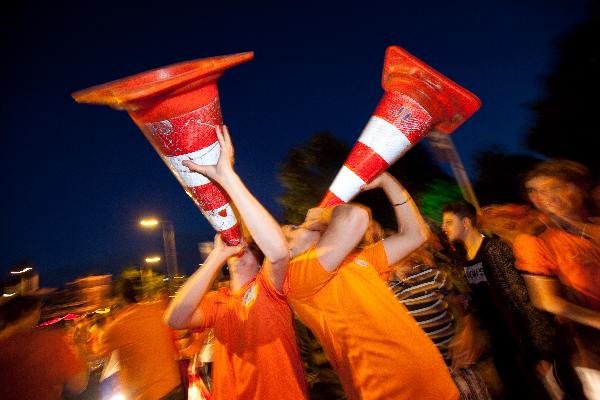 \"Nijmegen, 6-7-2010 . \'Feest\' na behalen finale WK voetbal. Keizer Karel plein.De ME heeft opgegeven.\"