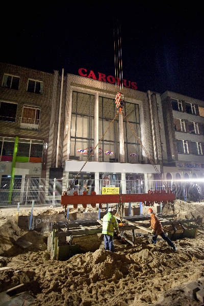 \"Nijmegen, 21-2-2011 . Takelen van oude resten van toren op Plein\'44\"