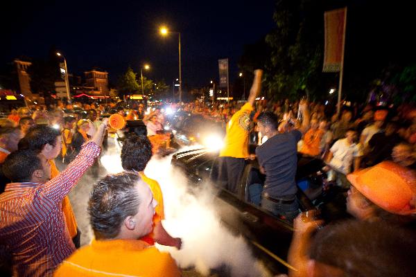 \"Nijmegen, 6-7-2010 . \'Feest\' na behalen finale WK voetbal. Keizer Karel plein.De ME heeft opgegeven.\"