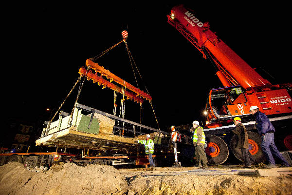 \"Nijmegen, 21-2-2011 . Takelen van oude resten van toren op Plein\'44\"