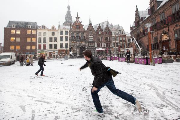 \"Nijmegen, 29-11-2010 . Eerste sneeuw en sneeuwballen op grote Markt\"