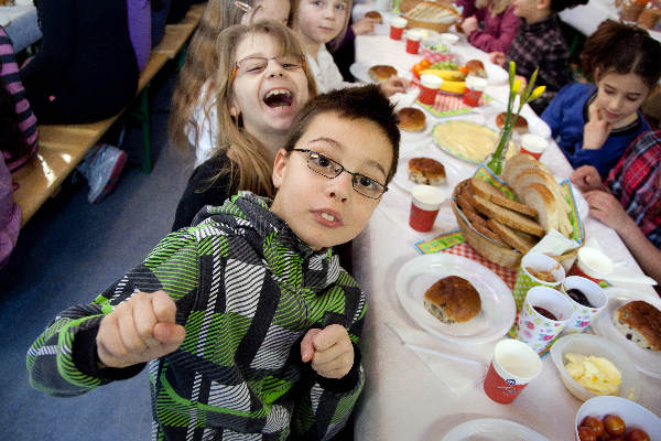 \"Nijmegen, 24-2-2011 . Om 08.30 uur start op de Michiel de Ruyterschool in Nijmegen een groots schoolontbijt met alle ouders, kinderen, leerkrachten en GGD-medewerkers\"