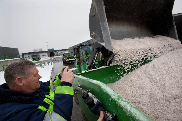 \"Nijmegen, 2-12-2010 . Laden van zoutstrooiwagens DAR\"