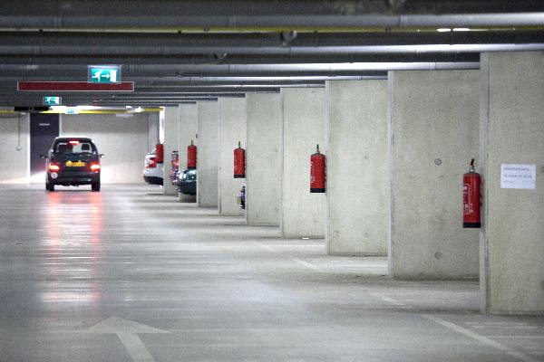 \"Nijmegen, 20-4-2010 . Parkeergarage onder nieuwbouw Dobbelman complex staat erg leeg.\"