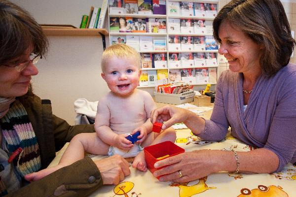 \"Nijmegen, 22-4-2010 . consultatiebureauverpleegkundige  Monique Geurts in actie met een baby of peuter bij GGD\"
