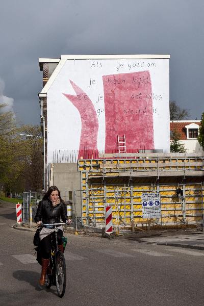 \"Nijmegen, 22-4-2010 . Klaas Gubbels koffiepot aan de Kroonstraat verdwijnt achter muur.\"