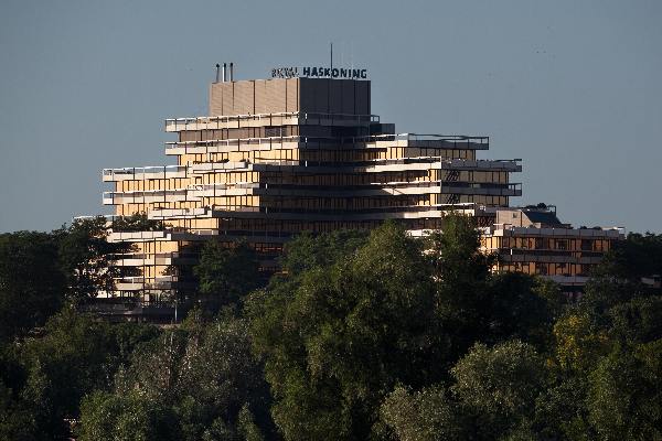 \"Gebouw Haskoning vanaf de overkant\"