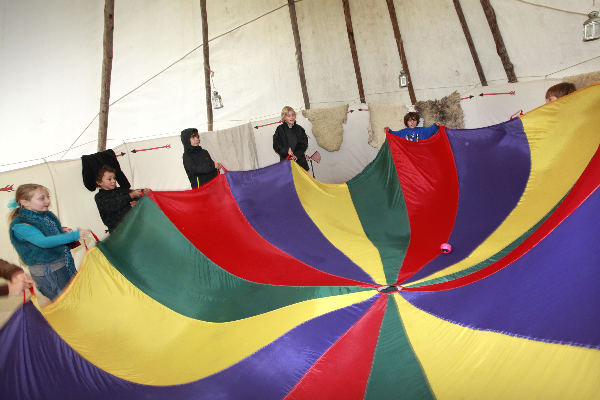 \"Beuningen, festival op de Hof van Wezel, kinderen in tipi spelen met pachute\"