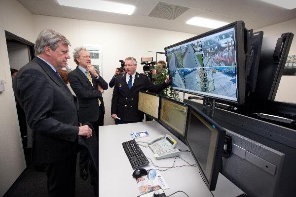 \"Nijmegen, 7-3-2011 . Minister Opstelten op bezoek in de Meyhorst en in de nieuwe Crowd-control centrale op het politiebureau\"