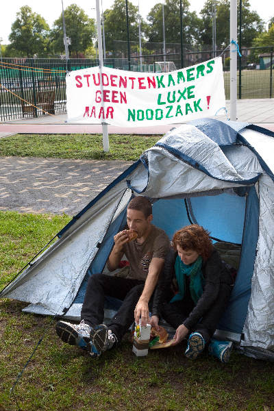 \"Nijmegen, 30-8-2010 . Opening academisch jaar, Radboud Universiteit. met o.a. Desanne van Brederode, Tim Knol en cortege van hoogleraren. Buiten protesteren studenten tegen de kamernood\"