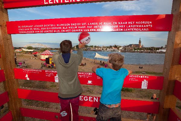 \"Nijmegen, 18-7-2010 . Zomerfeesten, Vierdaagse 2010
Waalstrand Havana, uitzichtpunt met skyline van Nijmegen\"