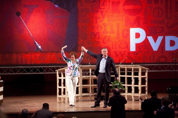 \"Nijmegen, 25-4-2010 . Pvda congres in Vereeniging met Cohen, Bos die bloemen krijgt van Hamer.\"