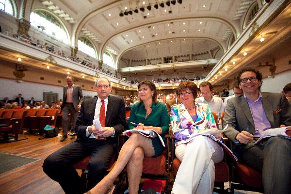 \"Nijmegen, 25-4-2010 . Pvda congres in Vereeniging met Cohen, Bos die bloemen krijgt van Hamer.\"