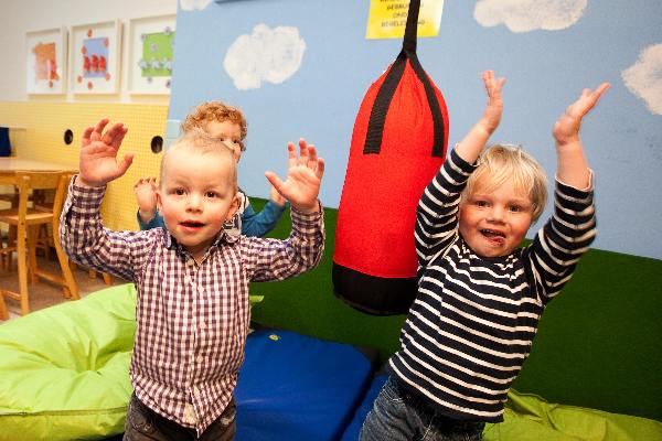 \"Wijchen, 26-04-2010: Kinderdagverblijf het laantje is beste kinderdagverblijf van nederland geworden. Spelen met de boksbal is onderdeel\"