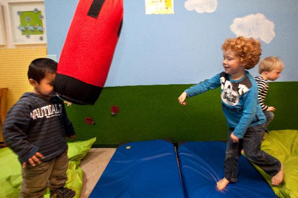 \"Wijchen, 26-04-2010: Kinderdagverblijf het laantje is beste kinderdagverblijf van nederland geworden. Spelen met de boksbal is onderdeel\"