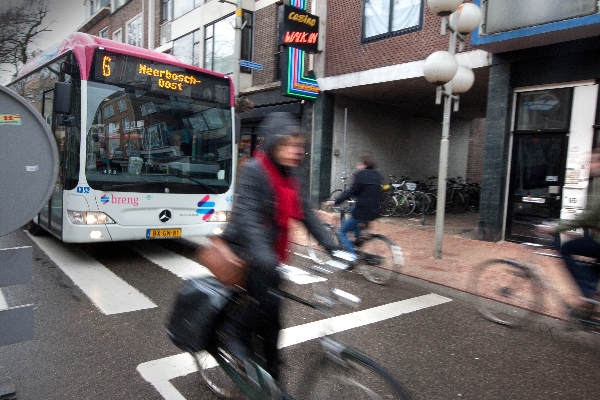 \"Nijmegen, 10-3-2011 . smetiusstraat/bloemerstraat, chaotische toestanden bij bushalte, busschauffeurs klagen dat het erg onveilig is op de genoemde straten\"